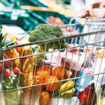 Quanto uma Pessoa Gasta com Alimentação por Mês no Brasil em 2025?